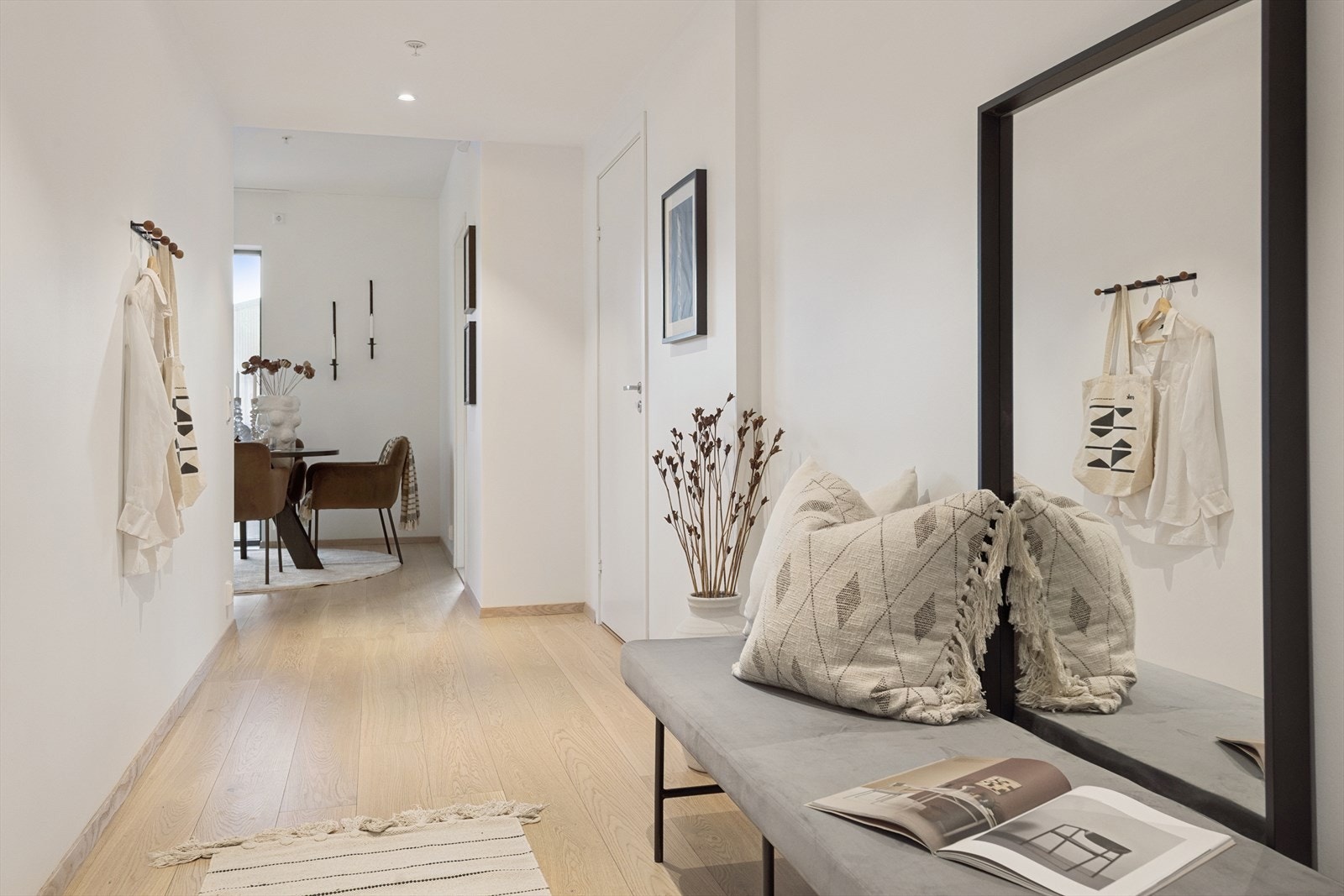 Egen sone i gangen for vannbåren varme i gulv. Praktisk inngang til badet fra gangen Galleribilde