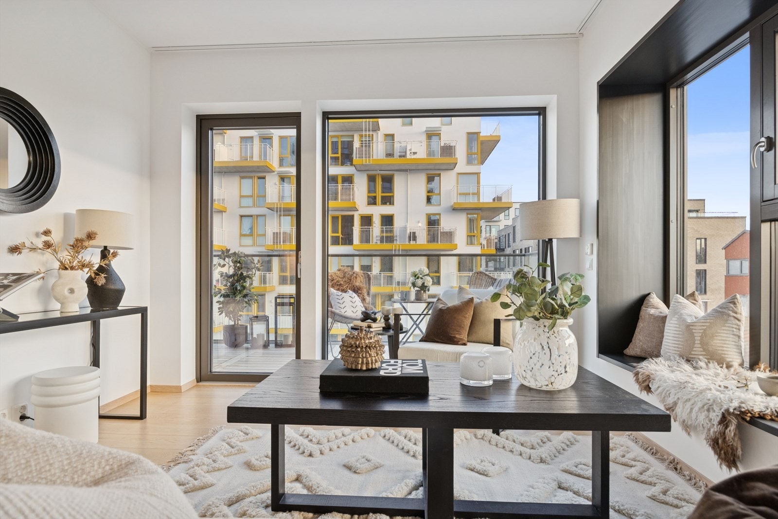 Utgang til balkong på 11,5 kvm og stilig sittenisje i vinduet. Galleribilde