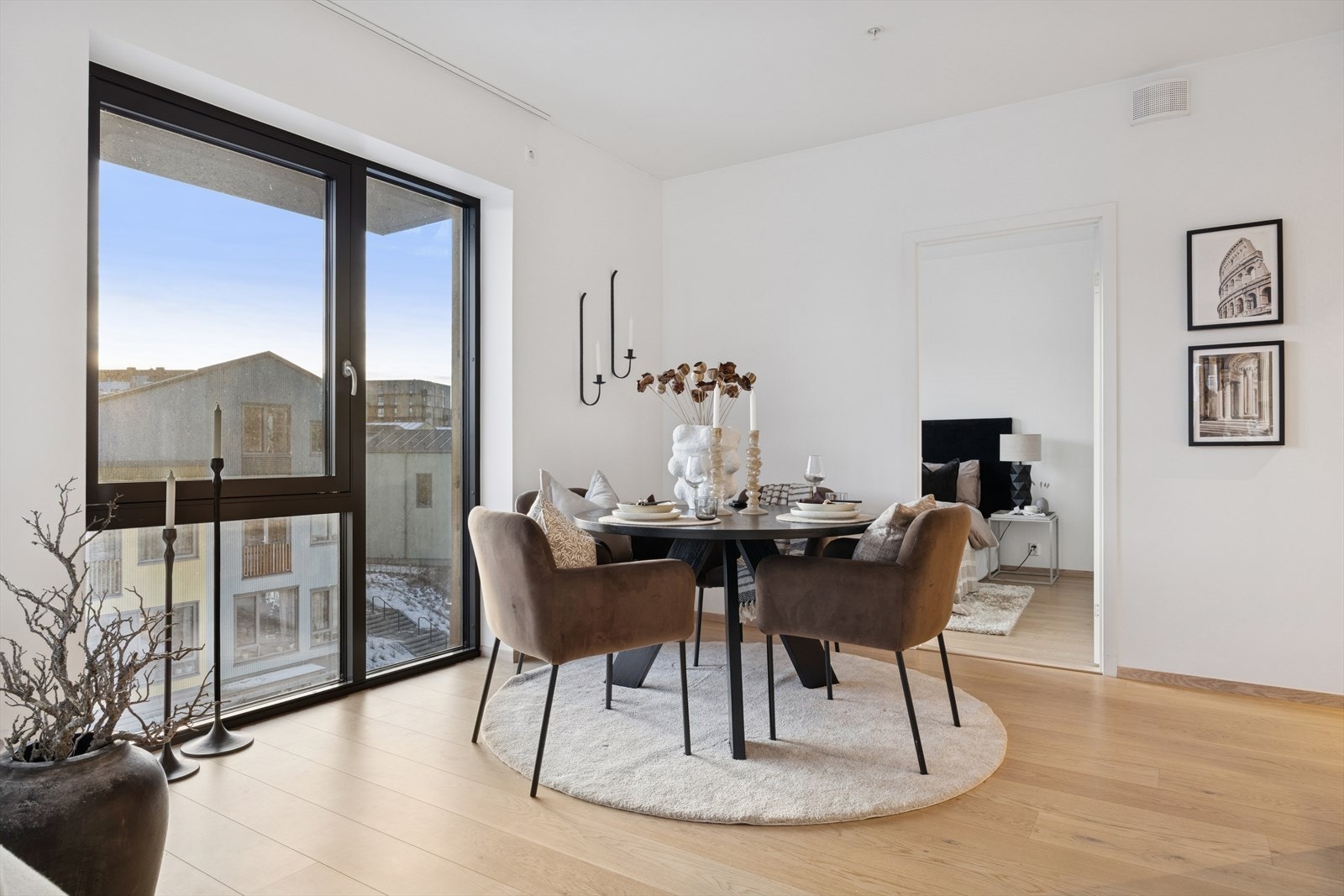 Vindusflater som strekker seg fra gulvet gir et eksklusivt preg på leiligheten. Galleribilde