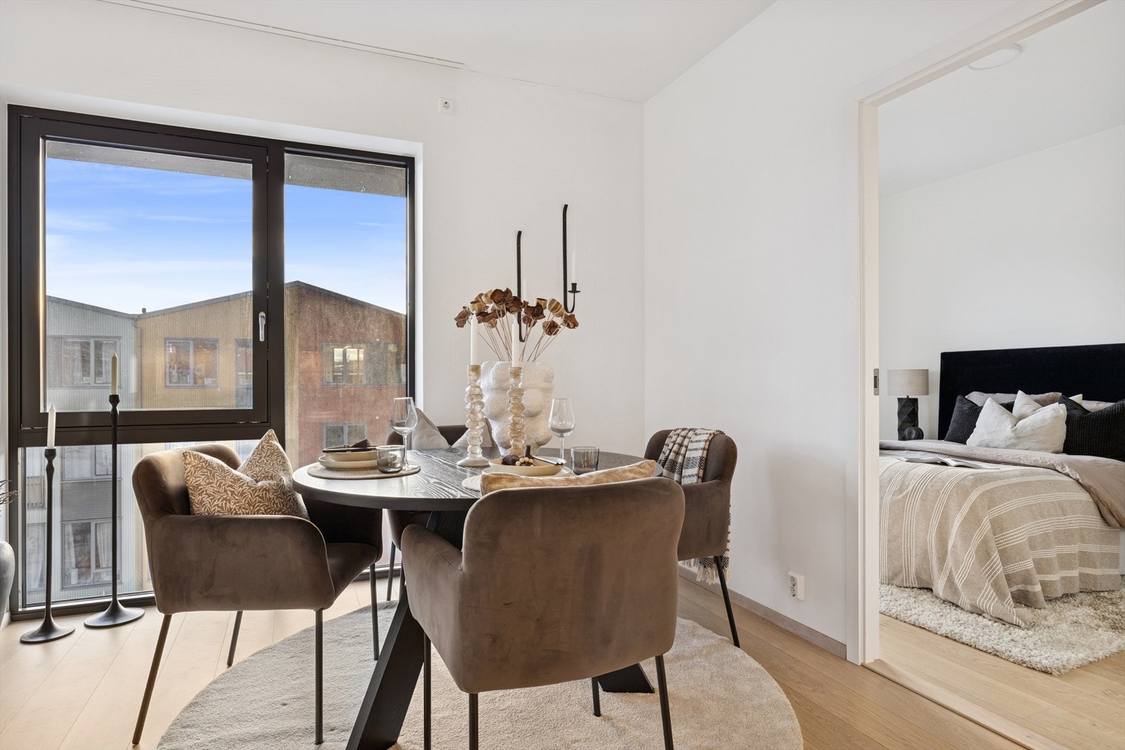 På stue er det lagt opp to ulike stikk for takbelysning tilkoblet veggbrytere. Her er det også montert takskinner for gardiner. Galleribilde