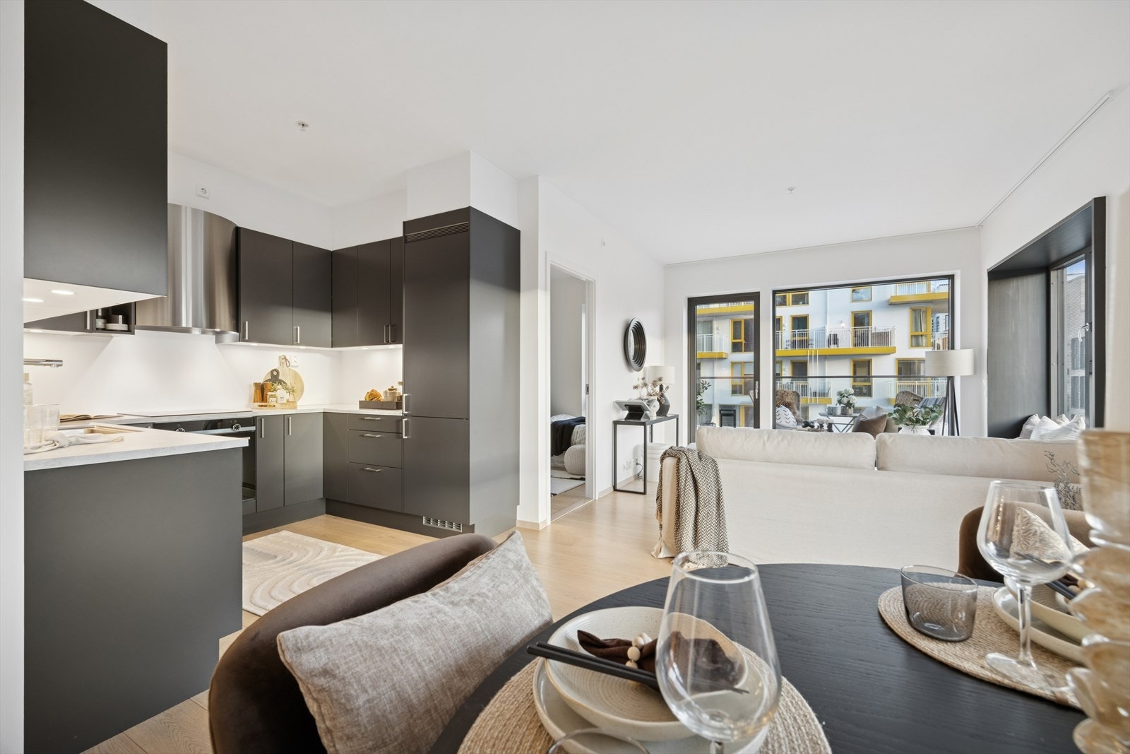 Kjøkkenet er tilbaketrukket i egen sone som gir en naturlig og etterspurt fradeling fra stuen. Her er det også eget stikk for takbelysning tilkoblet veggbryter. Galleribilde