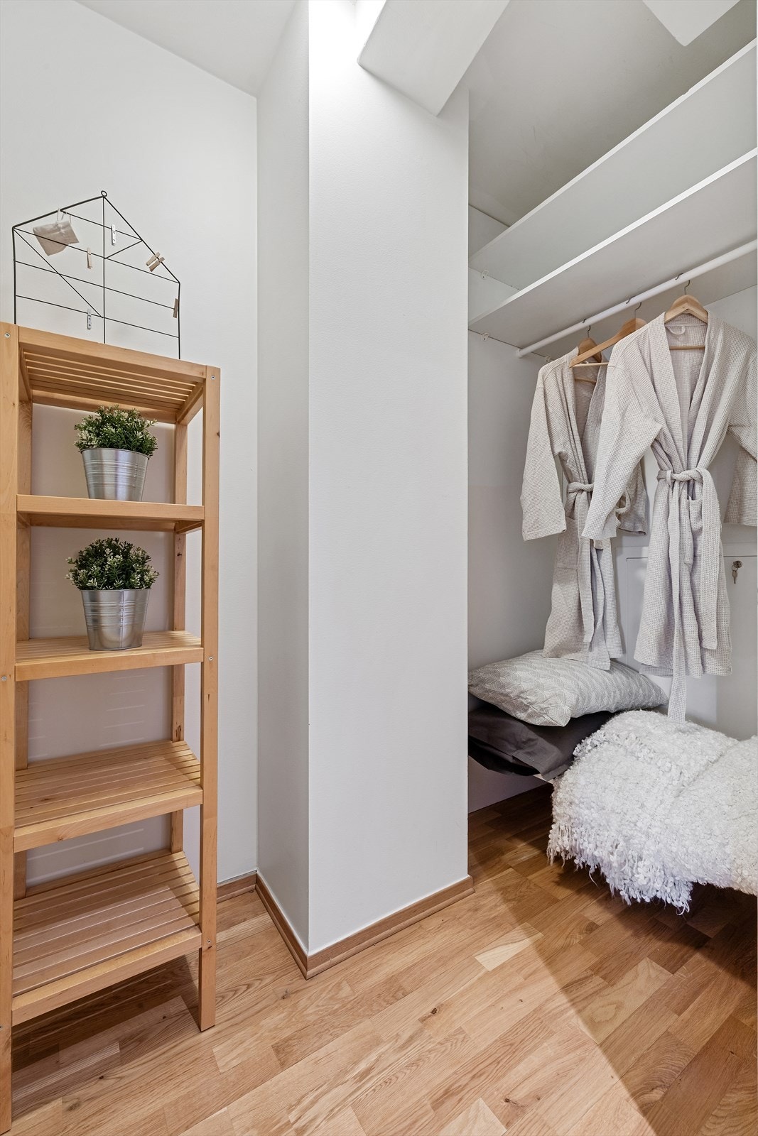 Innvendig romslig bod med god plass til oppbevaring. Galleribilde