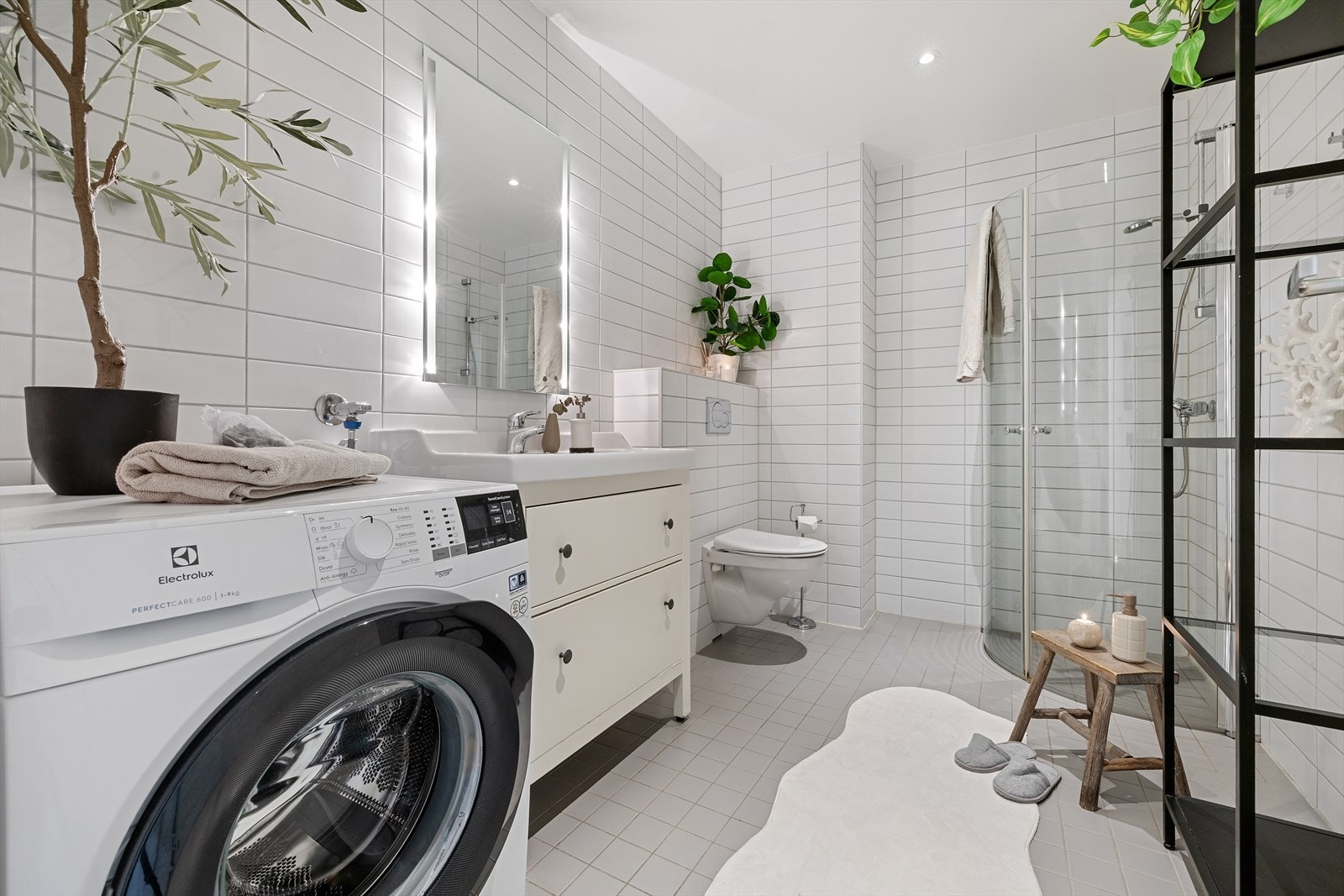 Delikat og stort bad med praktisk innredning, god benkeplass og opplegg for vaskemaskin. Galleribilde