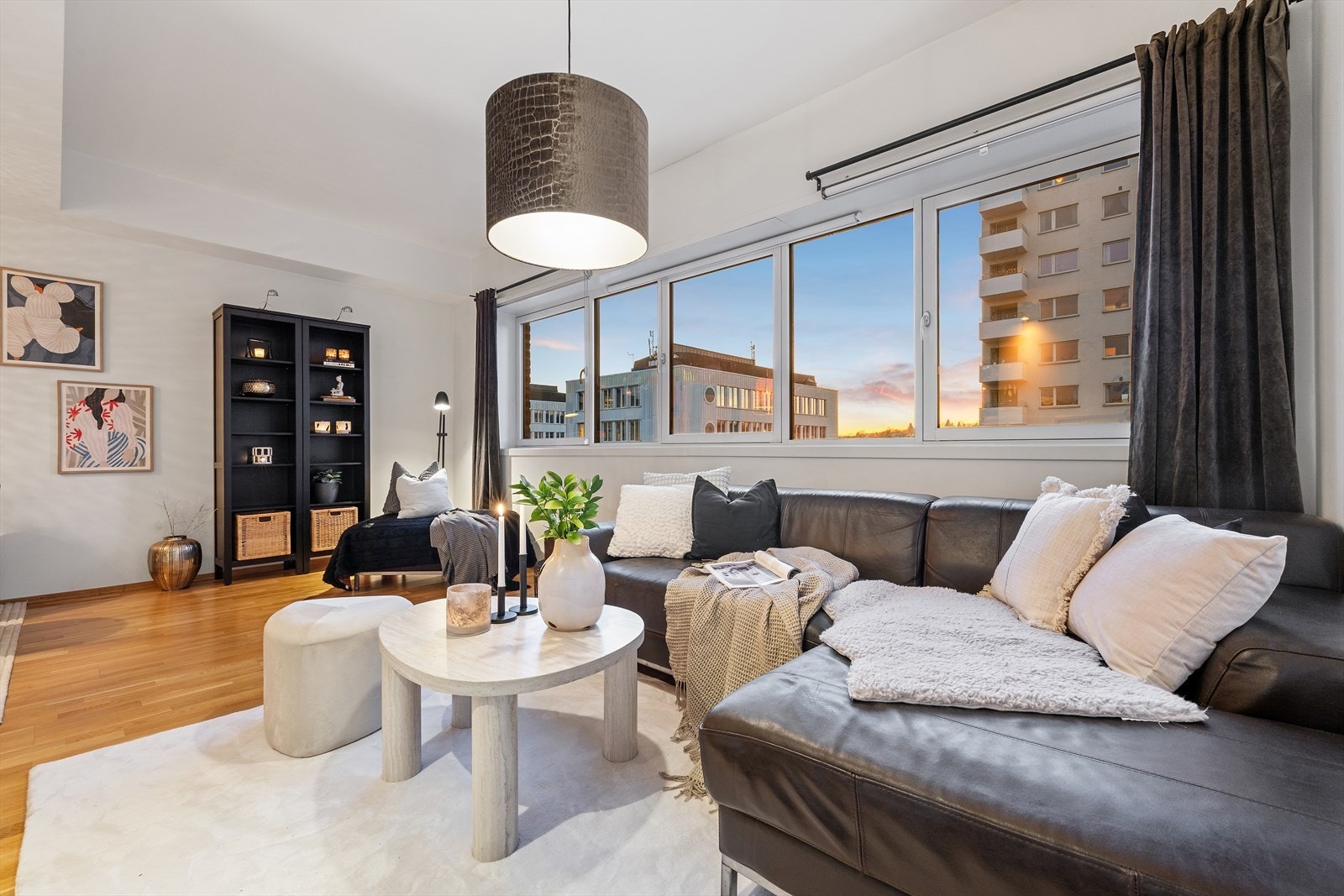 Velkommen til en sjelden anledning i Thorvald Meyers Gate 4! 3-roms hjørneleilighet i tidligere fabrikkbygg! Vannbåren gulvvarme og heis direkte til leilighet i 3. etg.
"Alt" av servicetilbud i umiddelbar nærhet. Foto: Ole Endresen Galleribilde