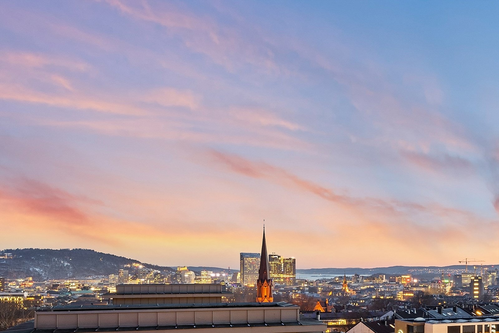 Stemningsfull utsikt i skumring - fin ramme rundt utearealet og omgivelsene. Her har en alt en trenger for å trives meget godt! Galleribilde