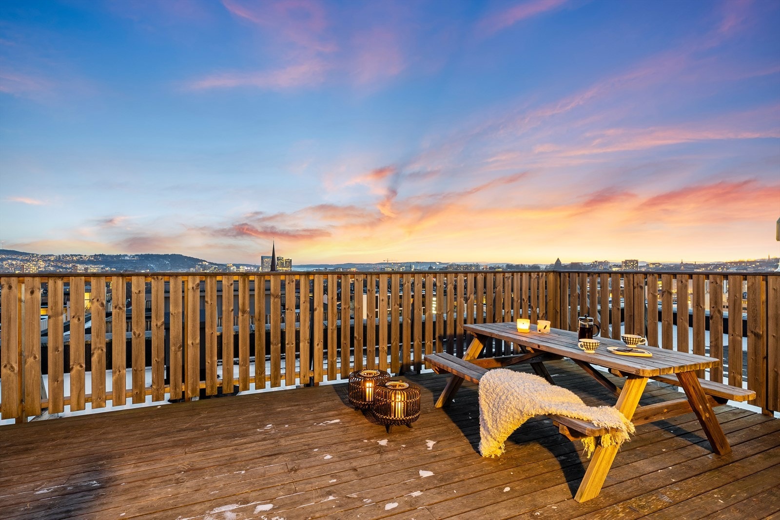 Romslig felles takterrasse i sameiet. Galleribilde