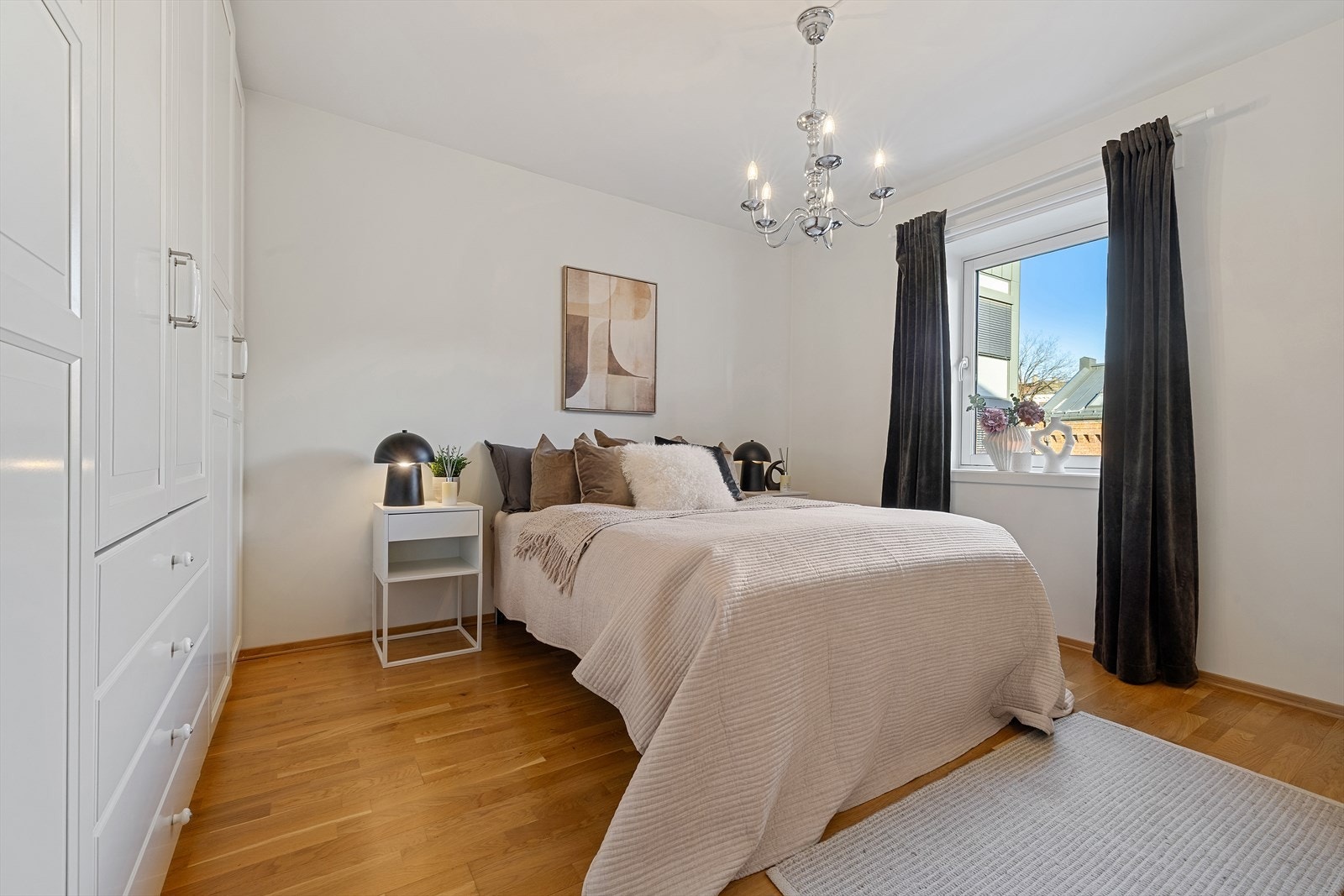 Hoveddoverom med god plass til dobbeltseng og nattbord - Rolig og behagelig mot bakgård Galleribilde