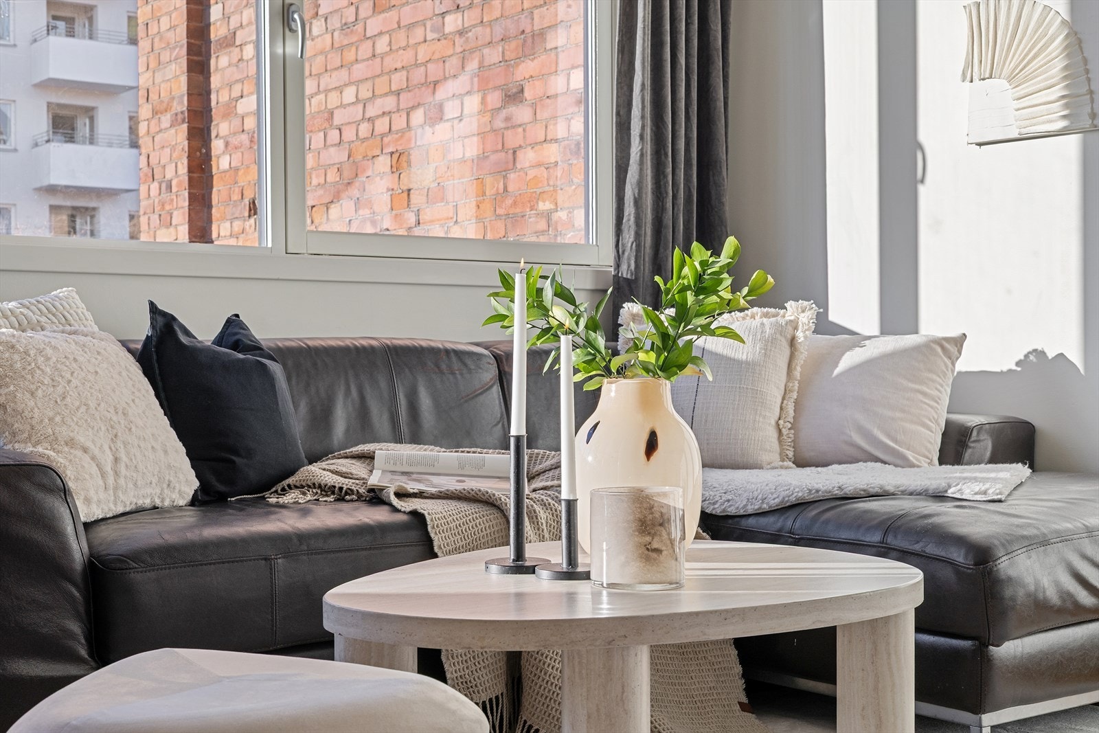 Innbydende oppholdsrom med lun atmosfære og flere naturlige soner for møblering. Galleribilde