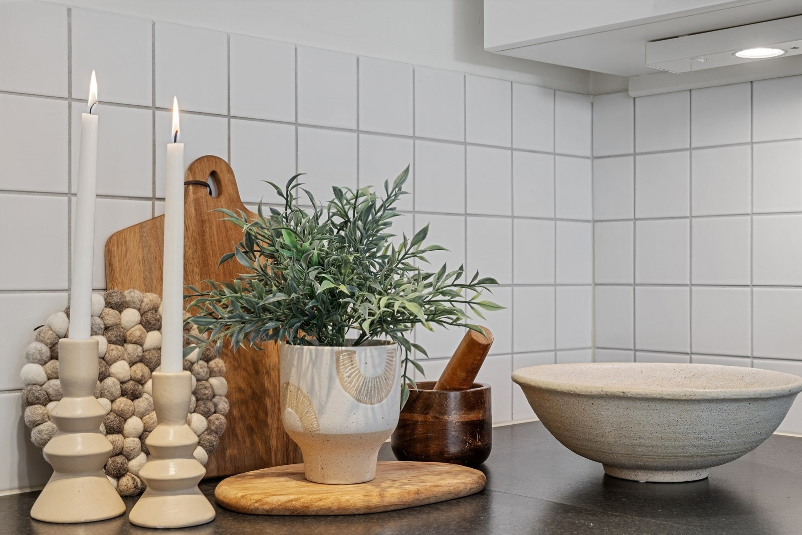 Detaljbilde av kjøkken - delikate overflater og praktiske løsninger som gir et stilrent uttrykk. Galleribilde