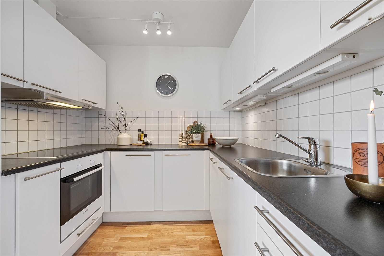 Kjøkken med lange arbeidsflater - godt med plass til både småapparater og matlaging. Galleribilde