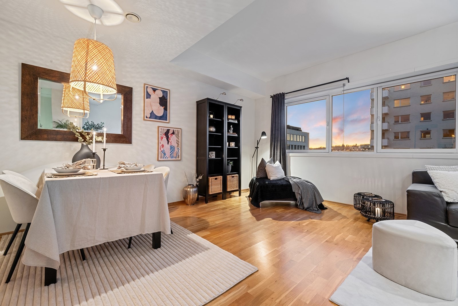 Naturlig spiseplass i tilknytning til kjøkkenet - god plass til spisebord for hverdager og gjester. Vannbåren gulvvarme. Galleribilde