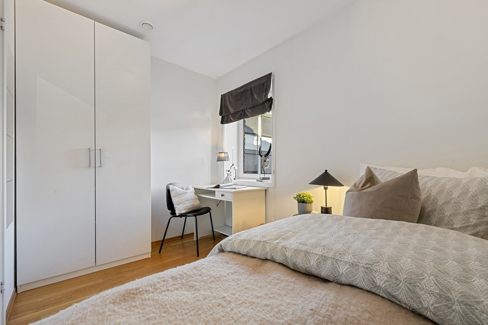 Lyst soverom 2 med god romfølelse og mulighet for garderobeløsning/kommode etter behov. Galleribilde