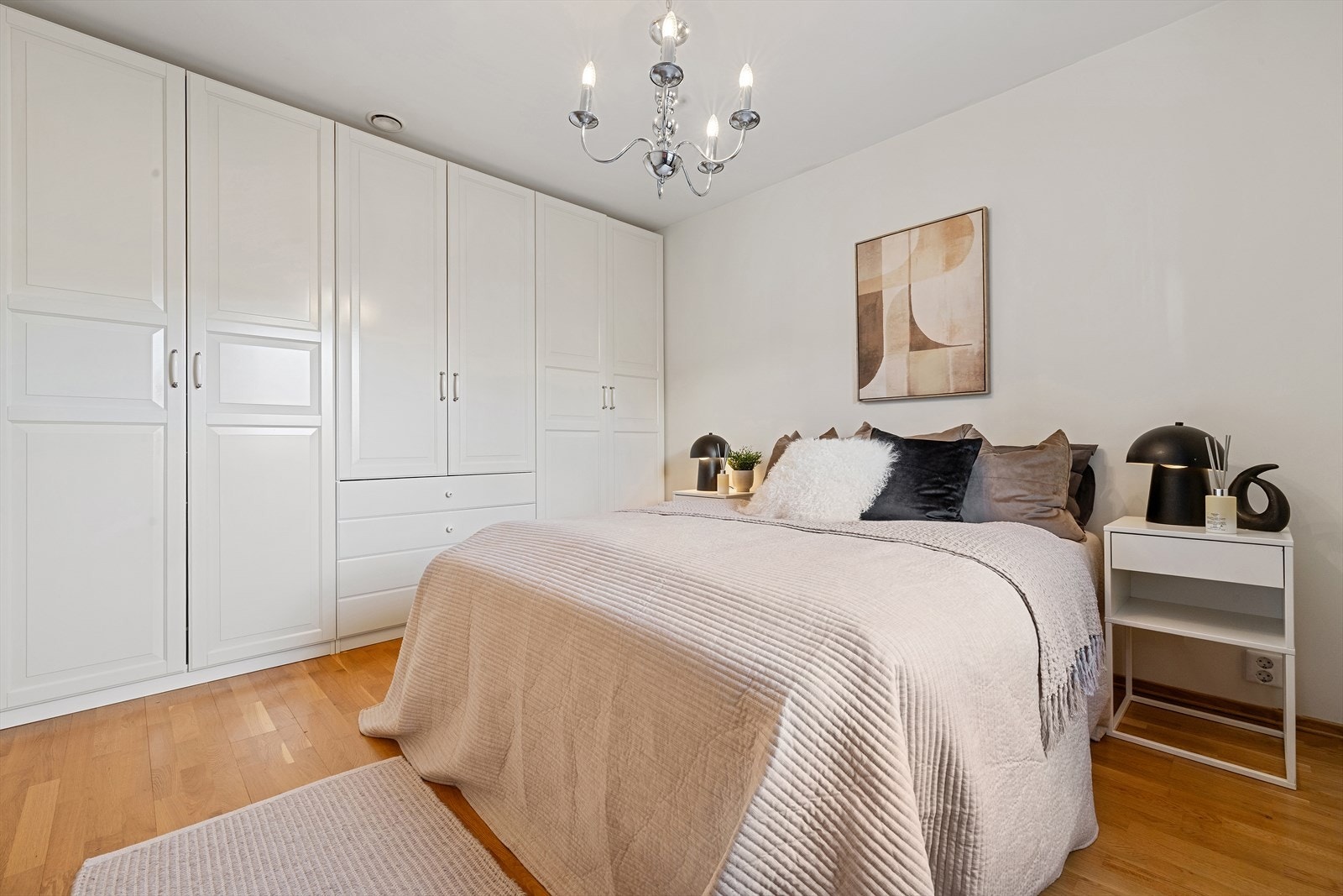 Rikelig med skapplass som gjør hverdagen enkel og ryddig. Galleribilde