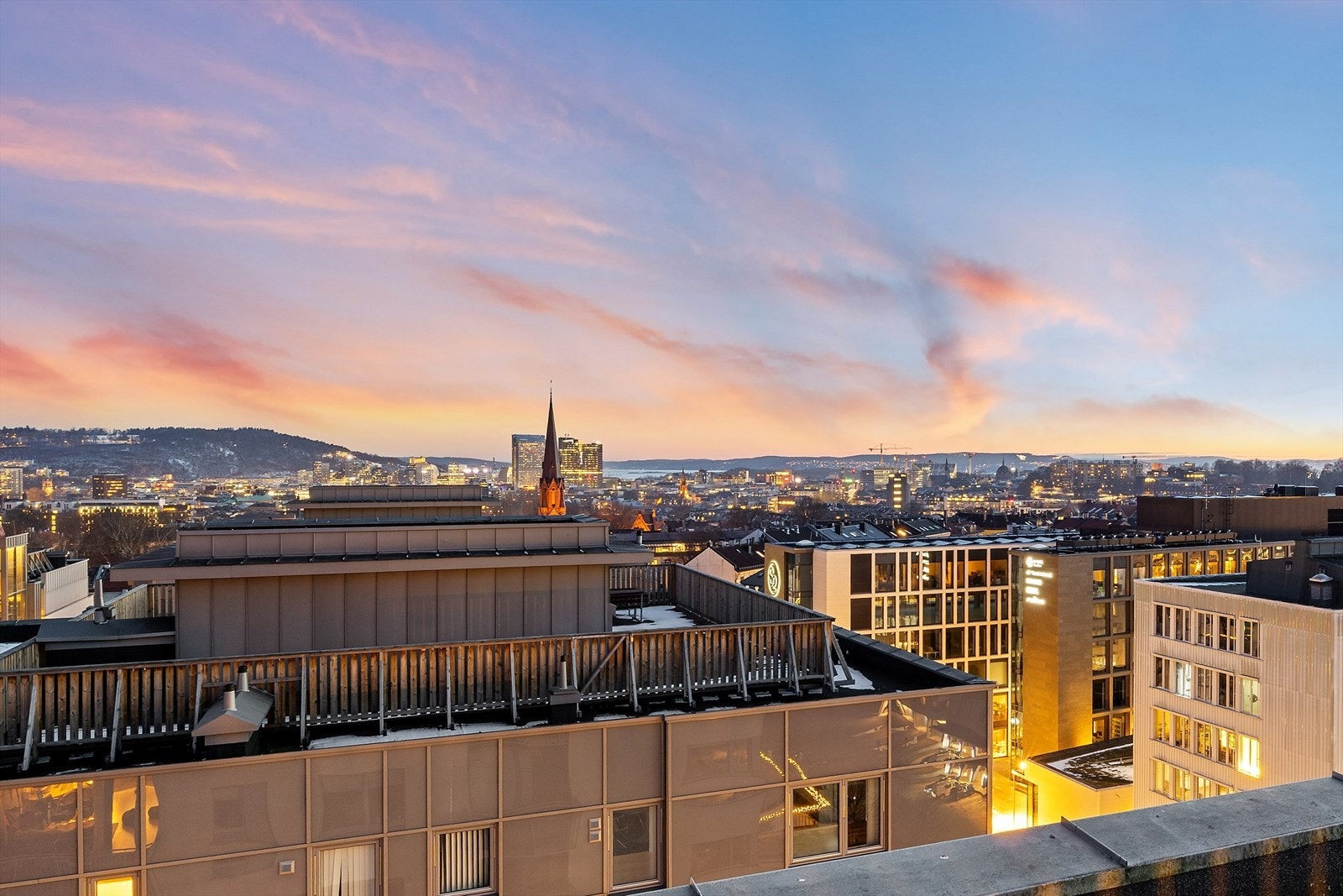 Nydelig panoramautsikt over Oslo og fjorden fra felles solrik takterrasse - Perfekt sted å nyte solnedgangen, og byens lys. Galleribilde