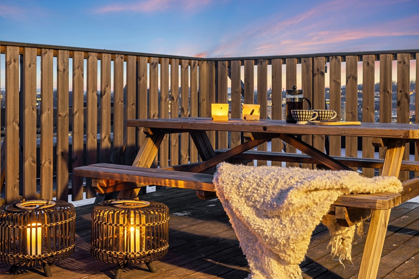 Stor og hyggelig takterrasse med flere sittegrupper - ideell for sosiale sammenkomster. Galleribilde