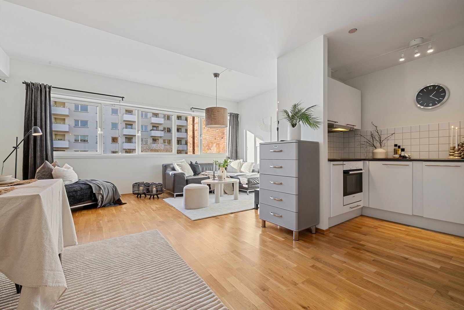 Åpen stue-/kjøkkenløsning som gjør leiligheten ekstra sosial - fint for både hverdag og besøk. Galleribilde