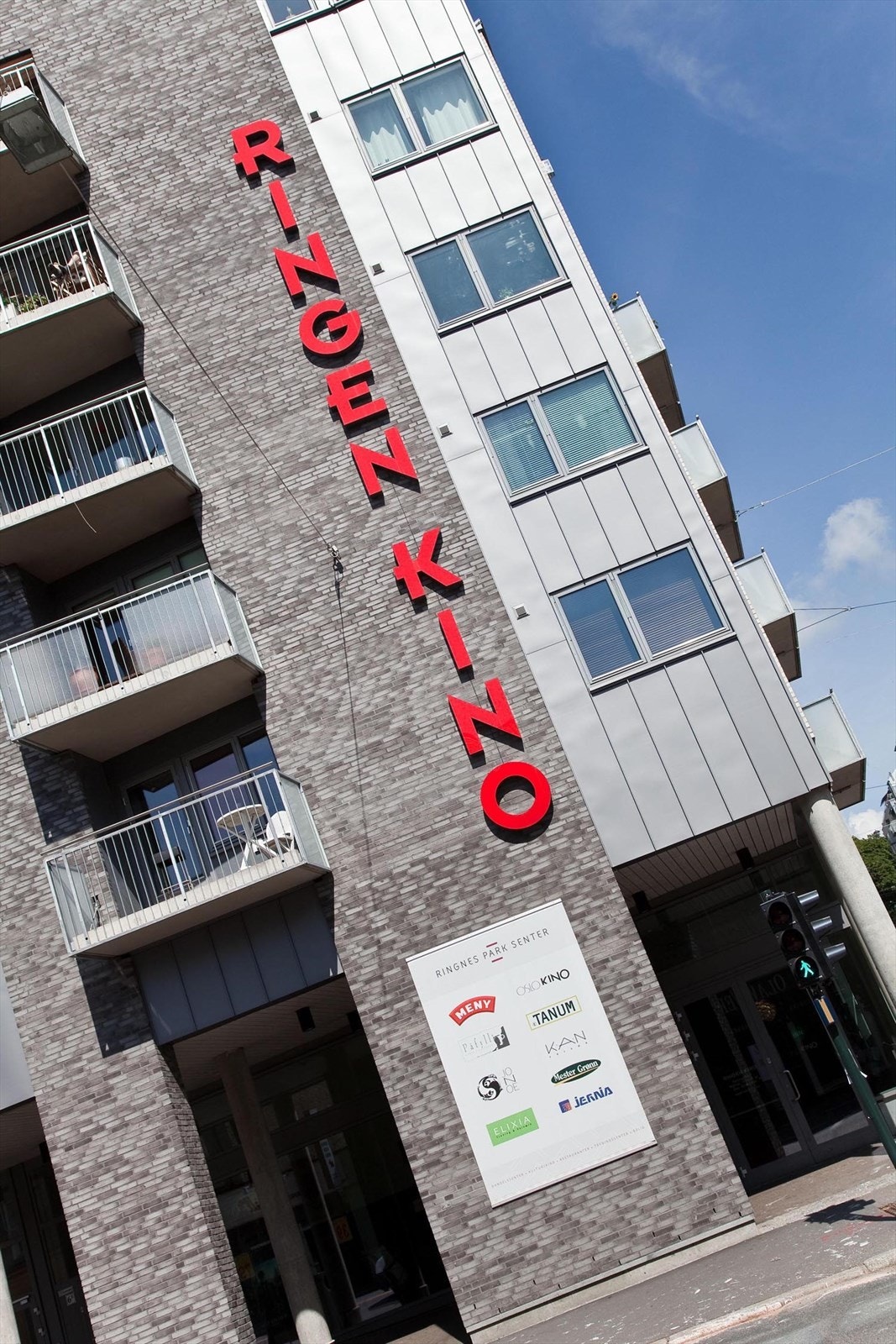 Ringnes Park Senter rett utenfor med blant annet SATS, kino og dagligvarebutikker. Galleribilde