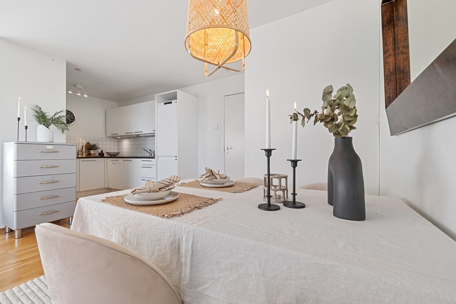 Åpen og sosial løsning - perfekt for å invitere venner og familie! Her kan det enkelt dekkes på til langbord også! Galleribilde