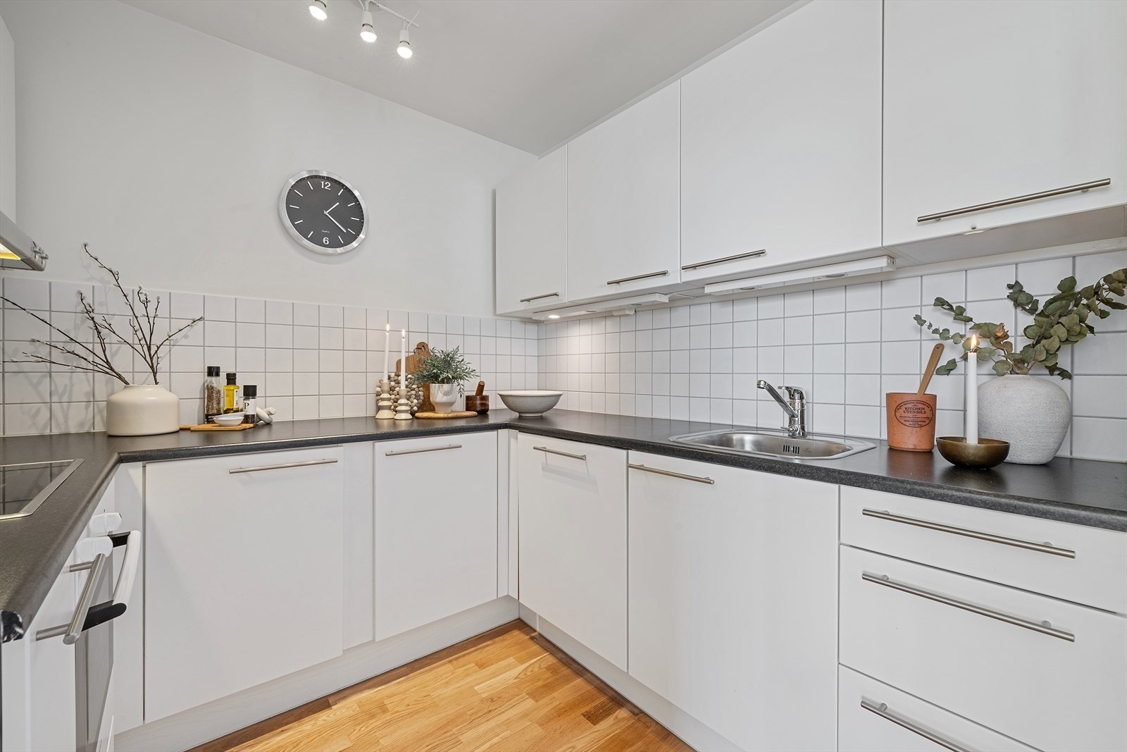 Kjøkken med rikelig skap- og benkeplass - gode oppbevaringsmuligheter og ryddig helhetsinntrykk. Galleribilde