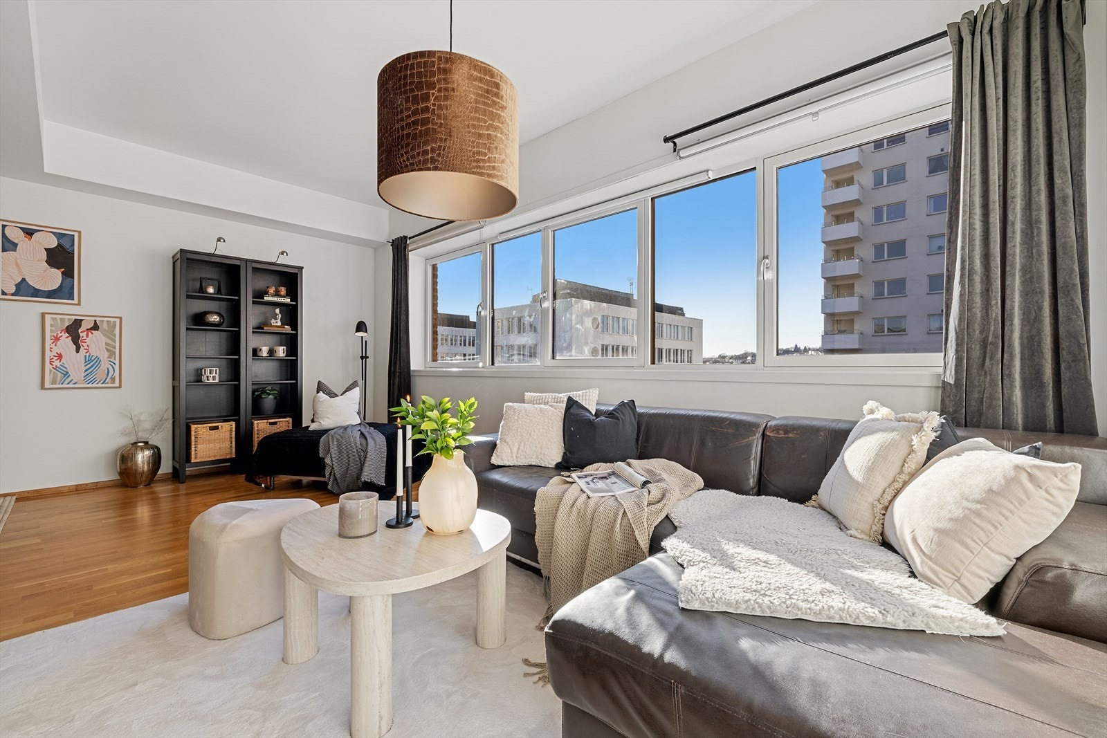 Stue med store vindusflater og åpen romfølelse - lett å innrede med både sofa- og spiseplass. Galleribilde