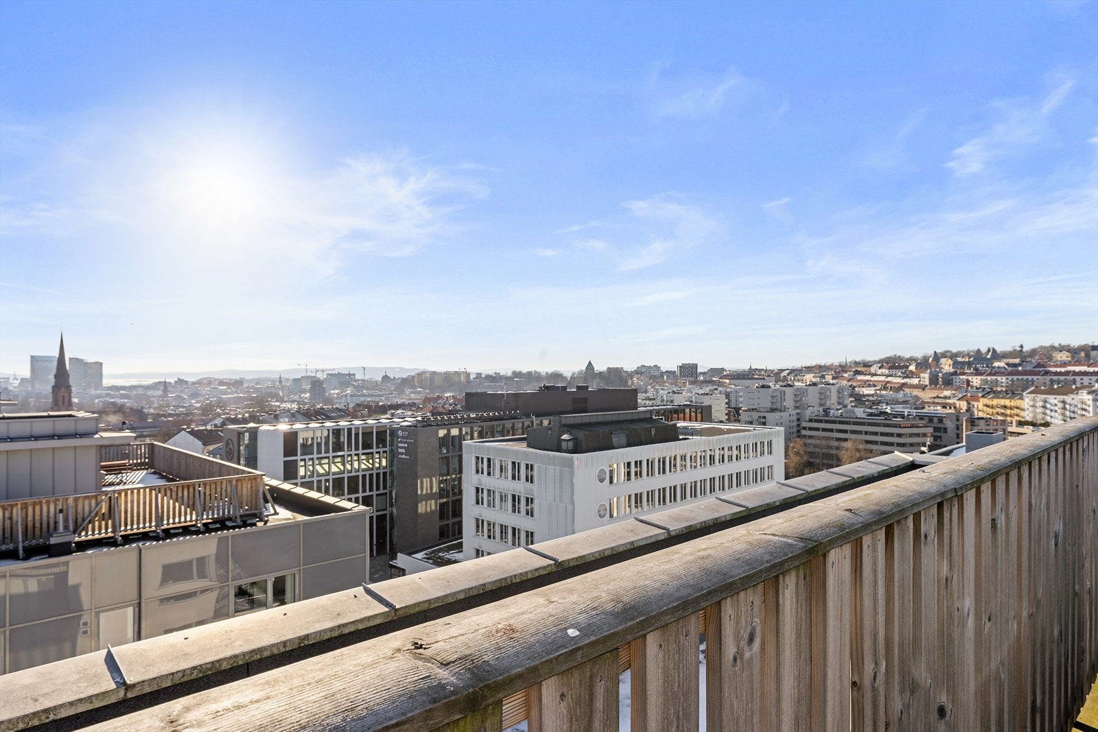 Nydelig utsyn fra takterrassen - flotte perspektiver over nærområdet og byen. Galleribilde