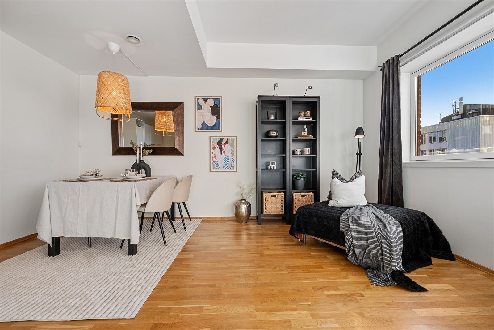 God takhøydefølelse og plass til langbord - sosialt og innbydende. Galleribilde