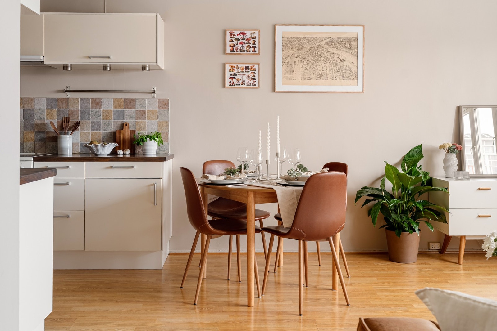 Det er plass til spisebord i tilknytning til kjøkkenet. Galleribilde