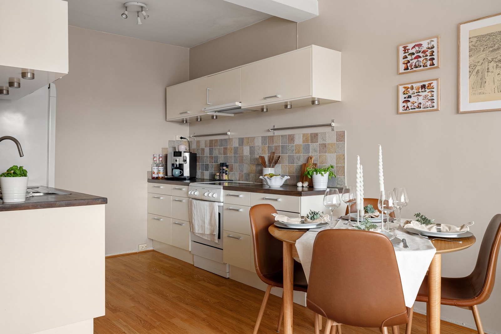 Kjøkkenet har en fin utforming som gir god skap- og benkeplass. Galleribilde