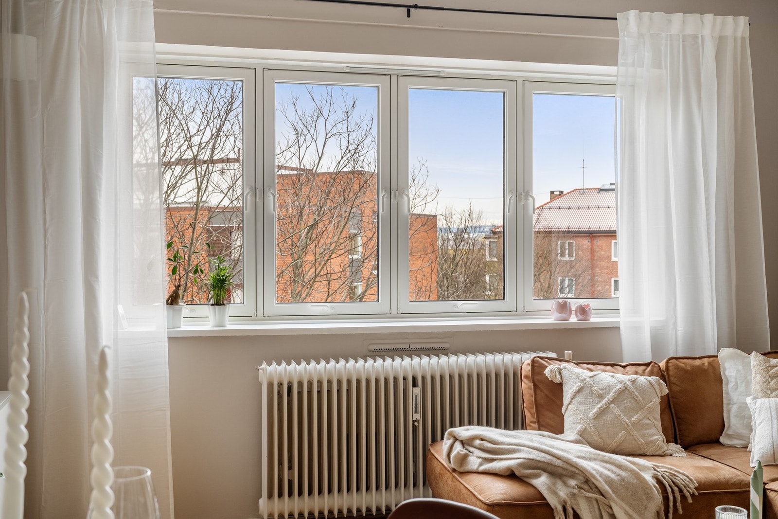 De store vinduene, som ble skiftet i 2020, gir godt med naturlig lys og god isolasjon. Galleribilde