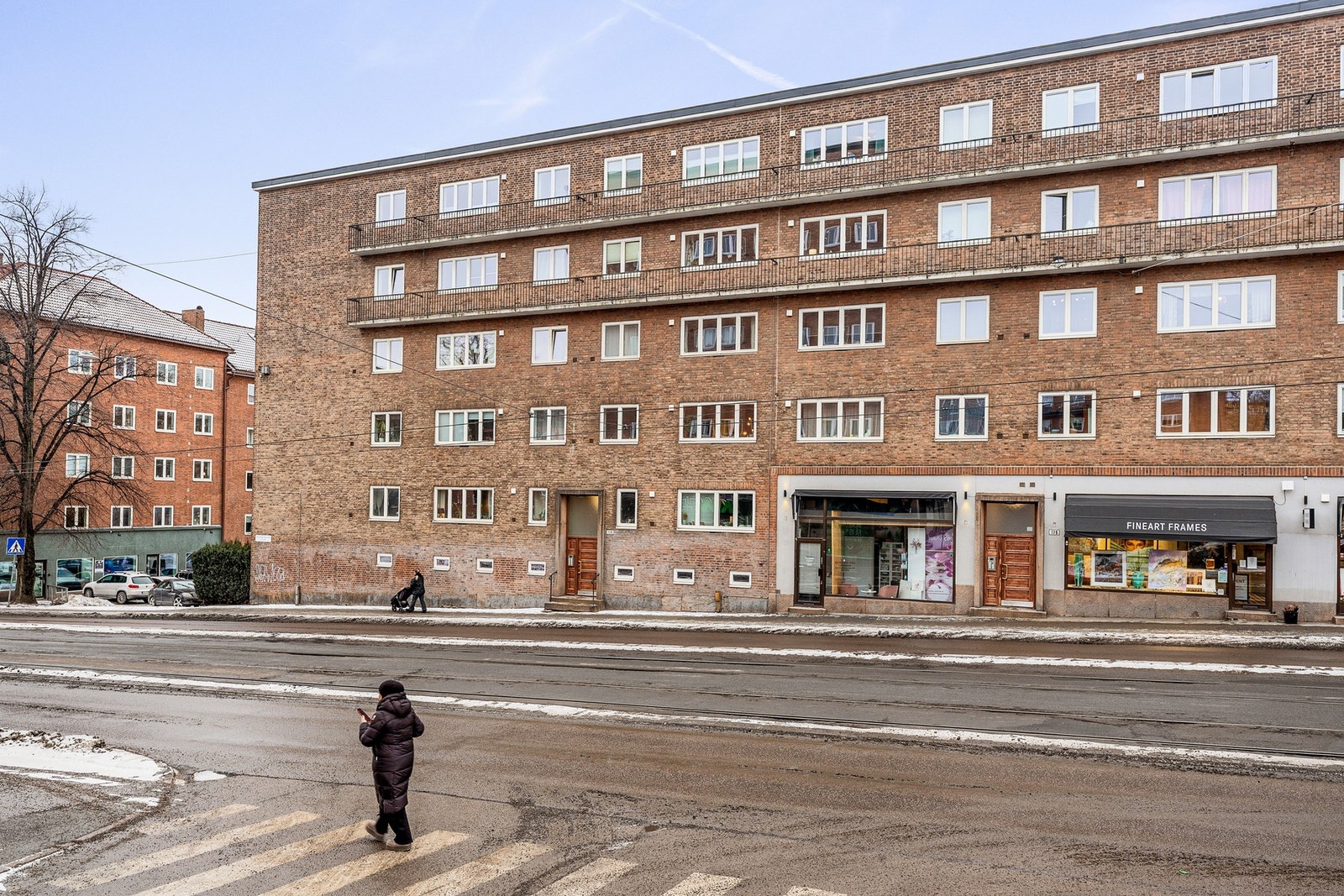 Borettslaget består av 84 leiligheter og er både trygt, veldrevet og godt etablert. Beliggenheten gjør hverdagen enkel, med kort vei til alle nødvendige fasiliteter og tjenester. Galleribilde