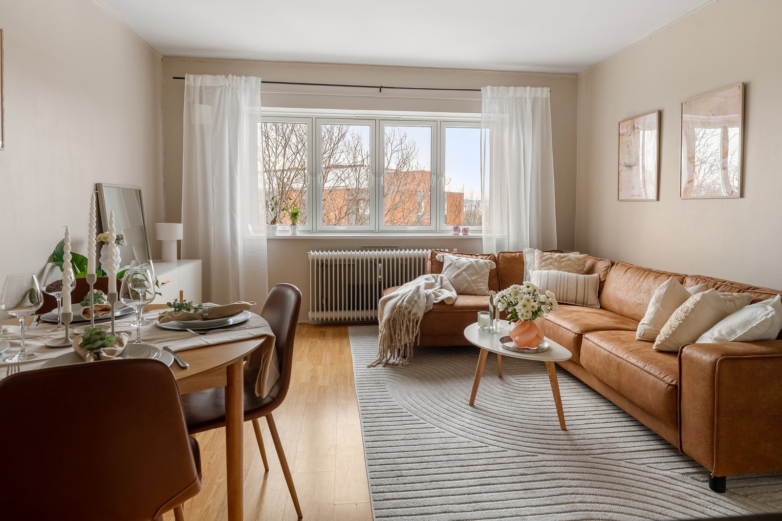 Stuen har en god størrelse og gir flere muligheter for møblering. Galleribilde