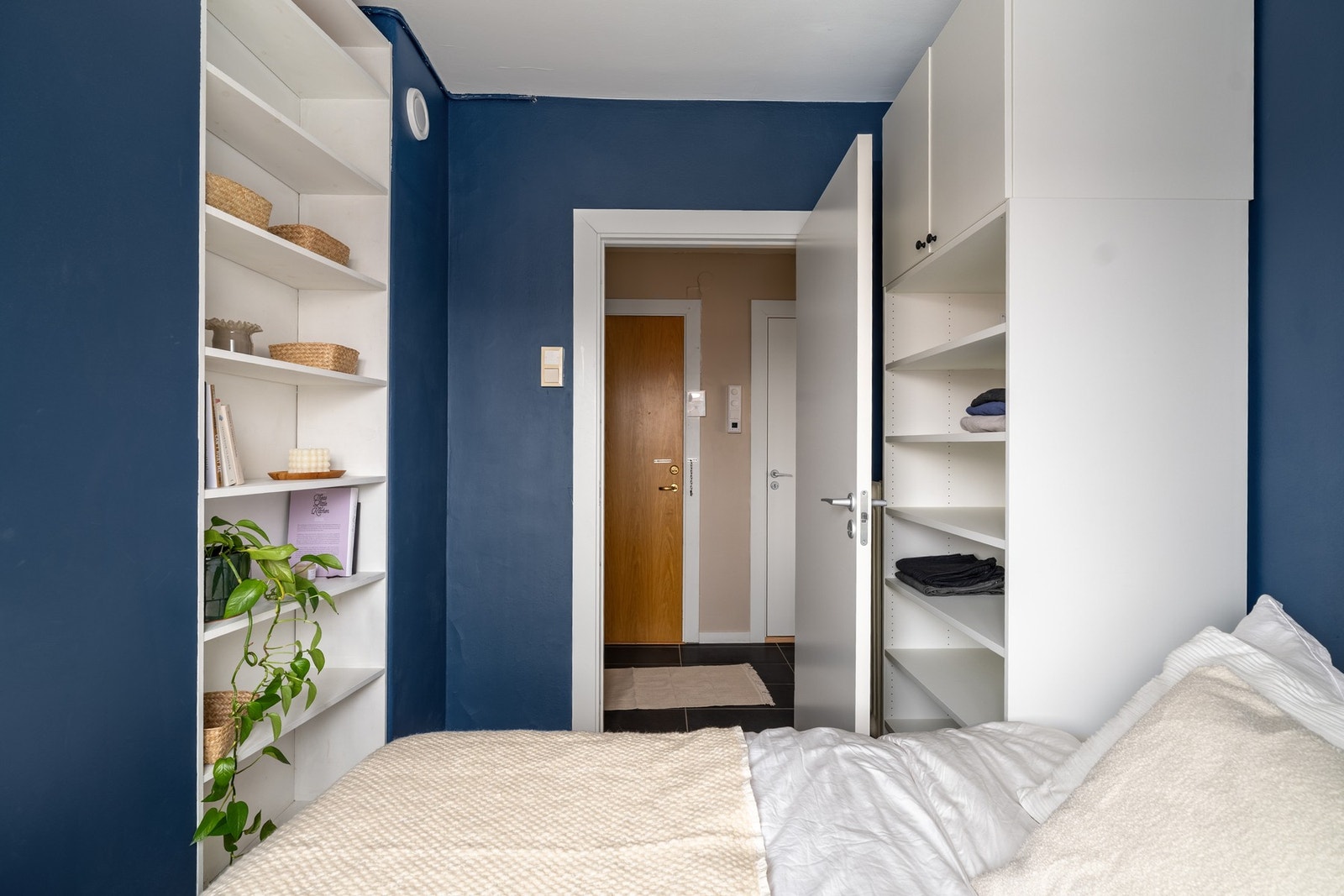 I tillegg er det plass til garderobeskap, og rommet har allerede et praktisk innebygd skap med hyller. Galleribilde