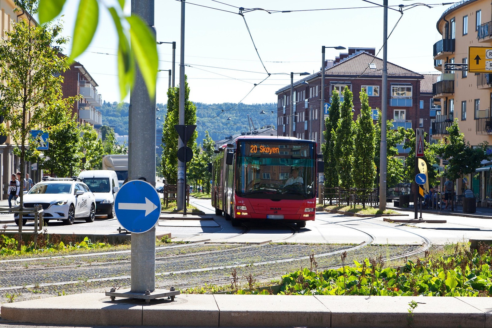 Svært god dekning av offentlig kommunikasjon i området, med gangavstand til både buss, trikk og T-bane. Galleribilde