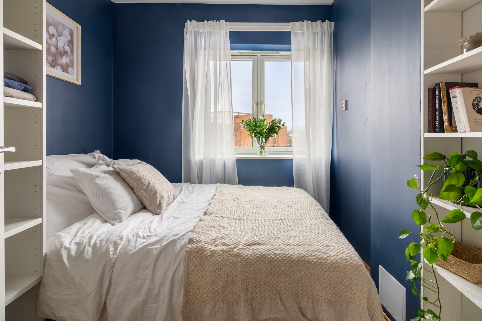 Soverommet er smart plassert på motsatt side av de øvrige rommene, noe som gir god privatliv. Nåværende eier har brukt en seng på 140×200 cm, men opplyser at det er plass til en seng på 160×200 cm. Galleribilde