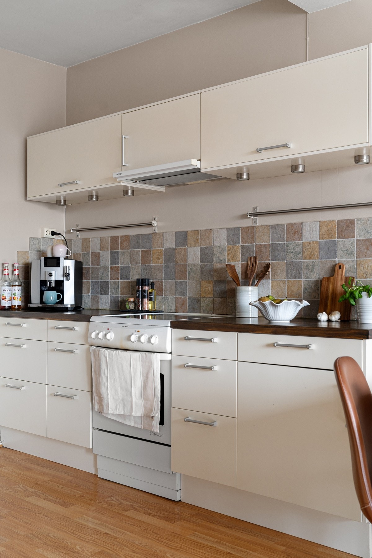 Kjøkkeninnredningen er fra IKEA og ble installert i 2005. Den fremstår som velholdt og i god stand, med kun normal bruksslitasje. I 2025 ble blandebatteriet skiftet ut. Galleribilde