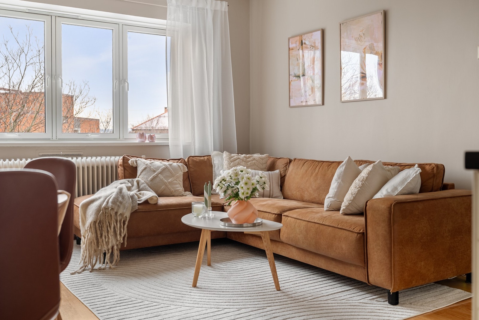 Her får du enkelt plass til stor sofagruppe og TV-løsning. Galleribilde