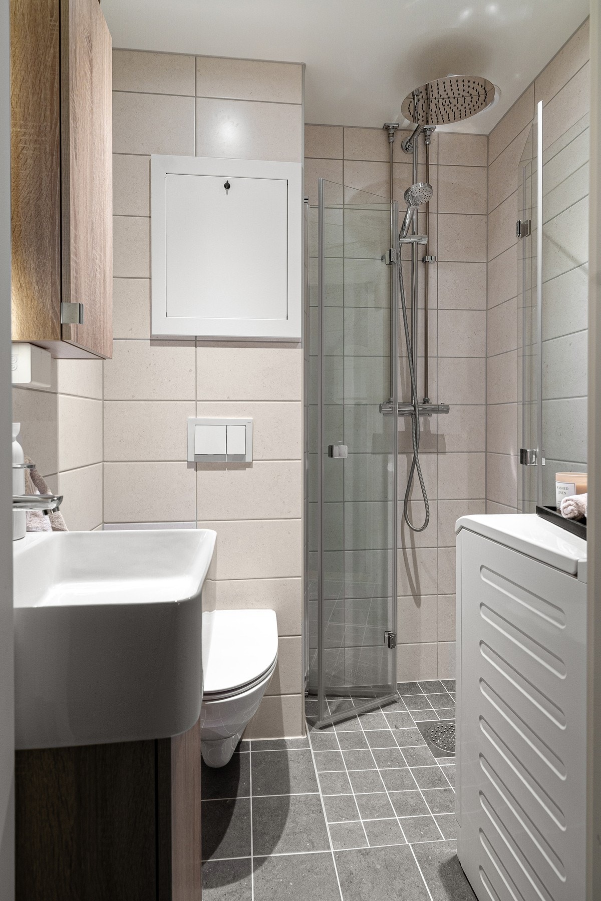 Badet har opplegg for vaskemaskin, varmekabler i gulvet og innfelte spotter i taket. Galleribilde