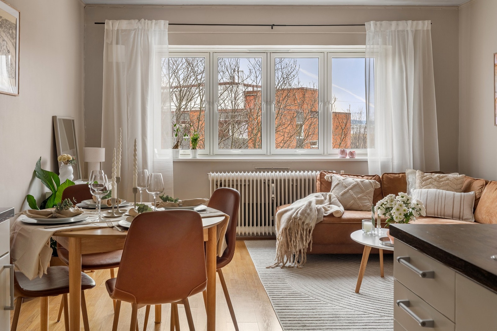 Leiligheten har mange flotte kvaliteter, blant annet masse lysinnslipp, vakre fargetoner, og en takhøyde på 2,6 meter. Galleribilde