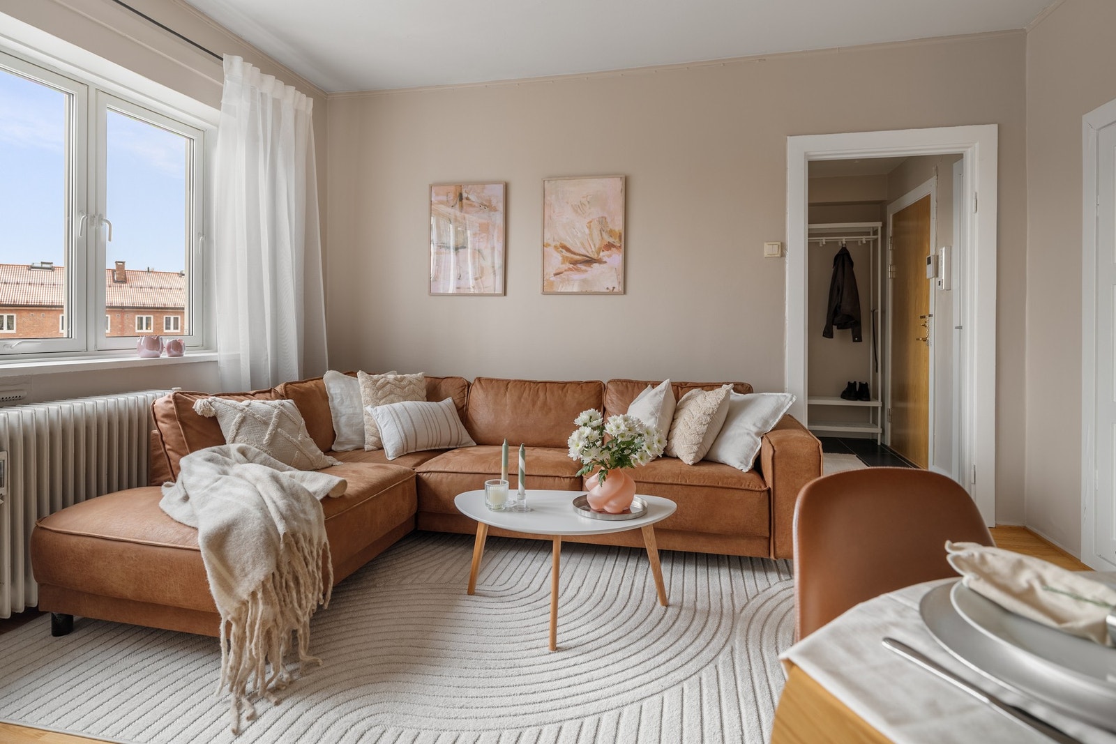 Leiligheten er malt i en lys og harmonisk fargepalett som skaper en lun og helhetlig atmosfære, og gjør det enkelt å kombinere ulike møbler og interiørstiler. Galleribilde