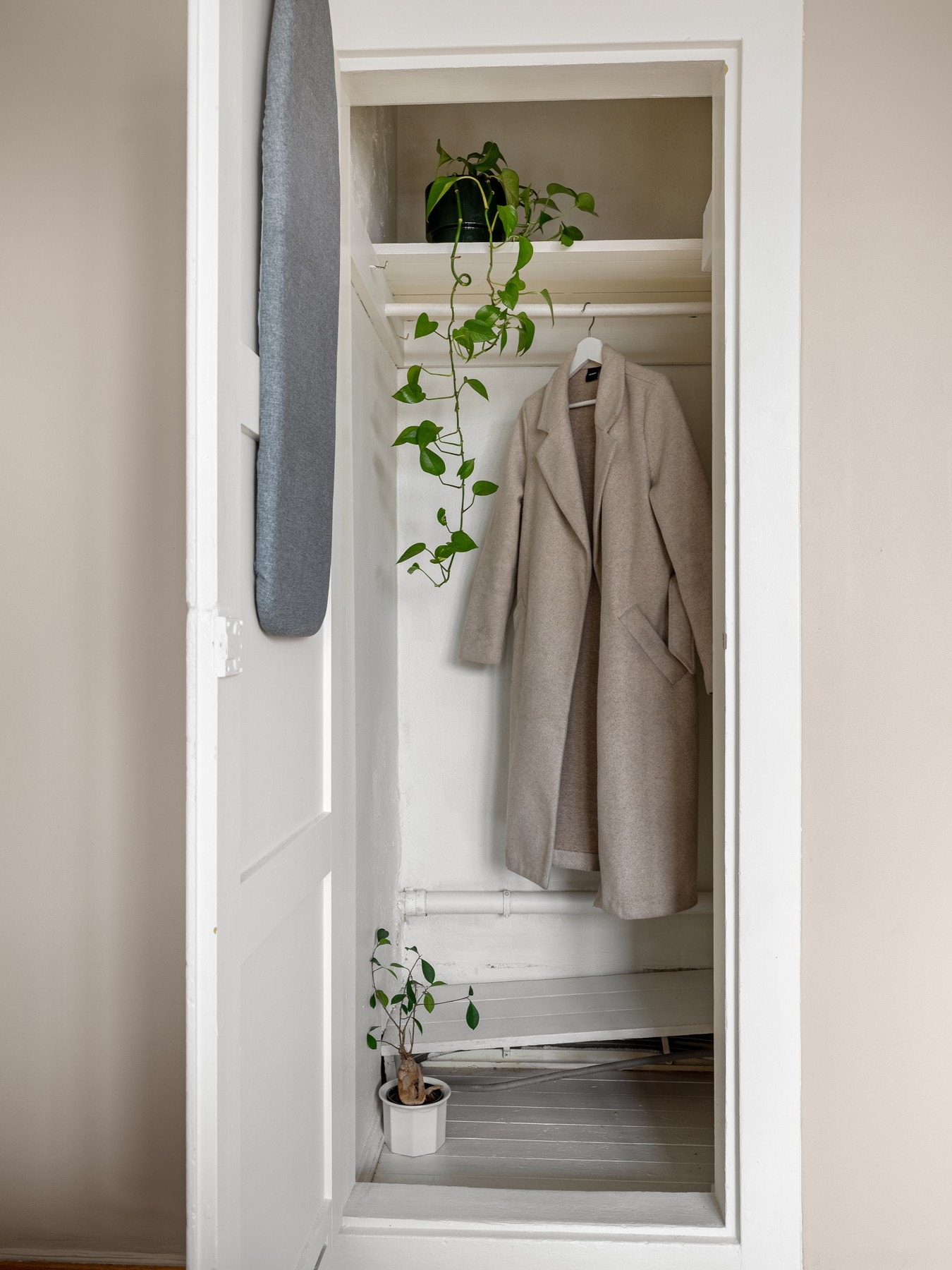 Fra stuen er det adkomst til et praktisk, integrert garderobeskap som gir smart oppbevaringsplass. Galleribilde