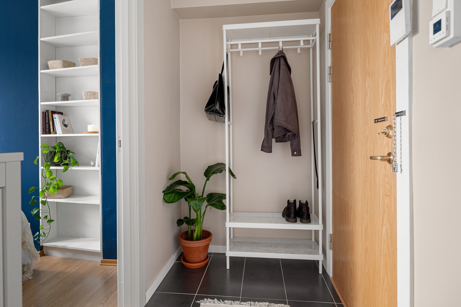Det er plass til å henge fra seg yttertøy i entréen. Galleribilde