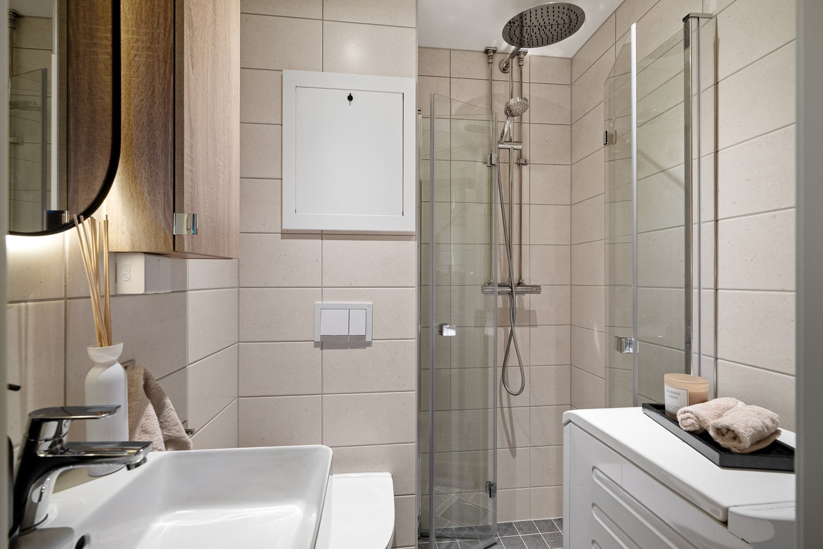 Baderommet ble totaloppusset i regi av borettslaget i 2025, og fremstår som topp moderne, med tidløst flisfalg. Galleribilde