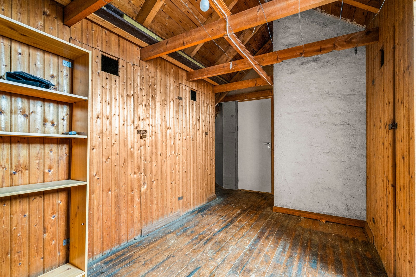 Det er dør inn til bodene og tørkeloftet fra loftsstuen. Galleribilde