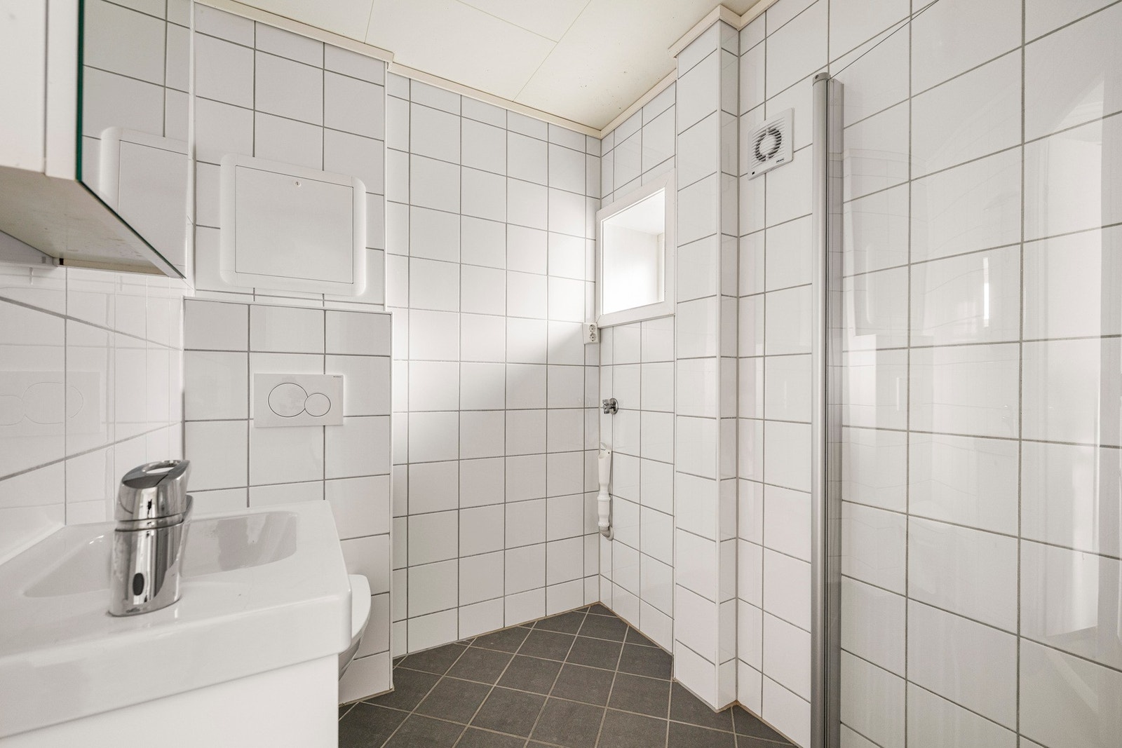 Fra kjøkkenet kommer du inn til badet. Galleribilde