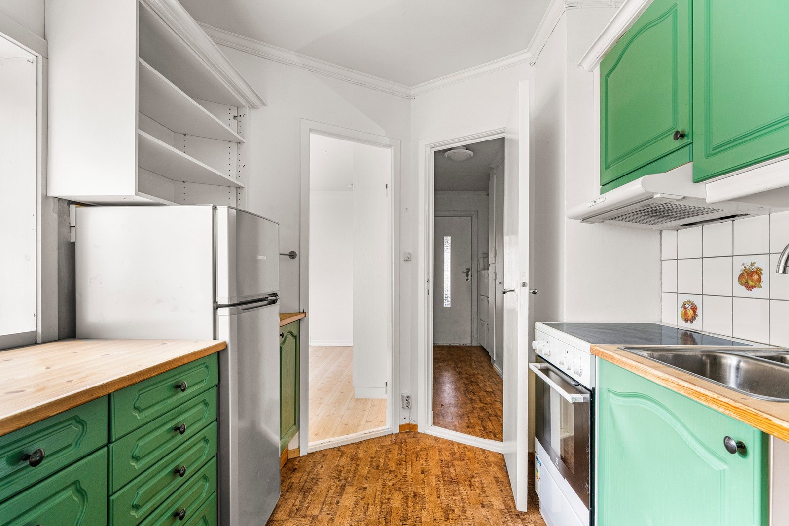 Vi kommer direkte inn til kjøkkenet på 7,2 kvm fra gangen Galleribilde