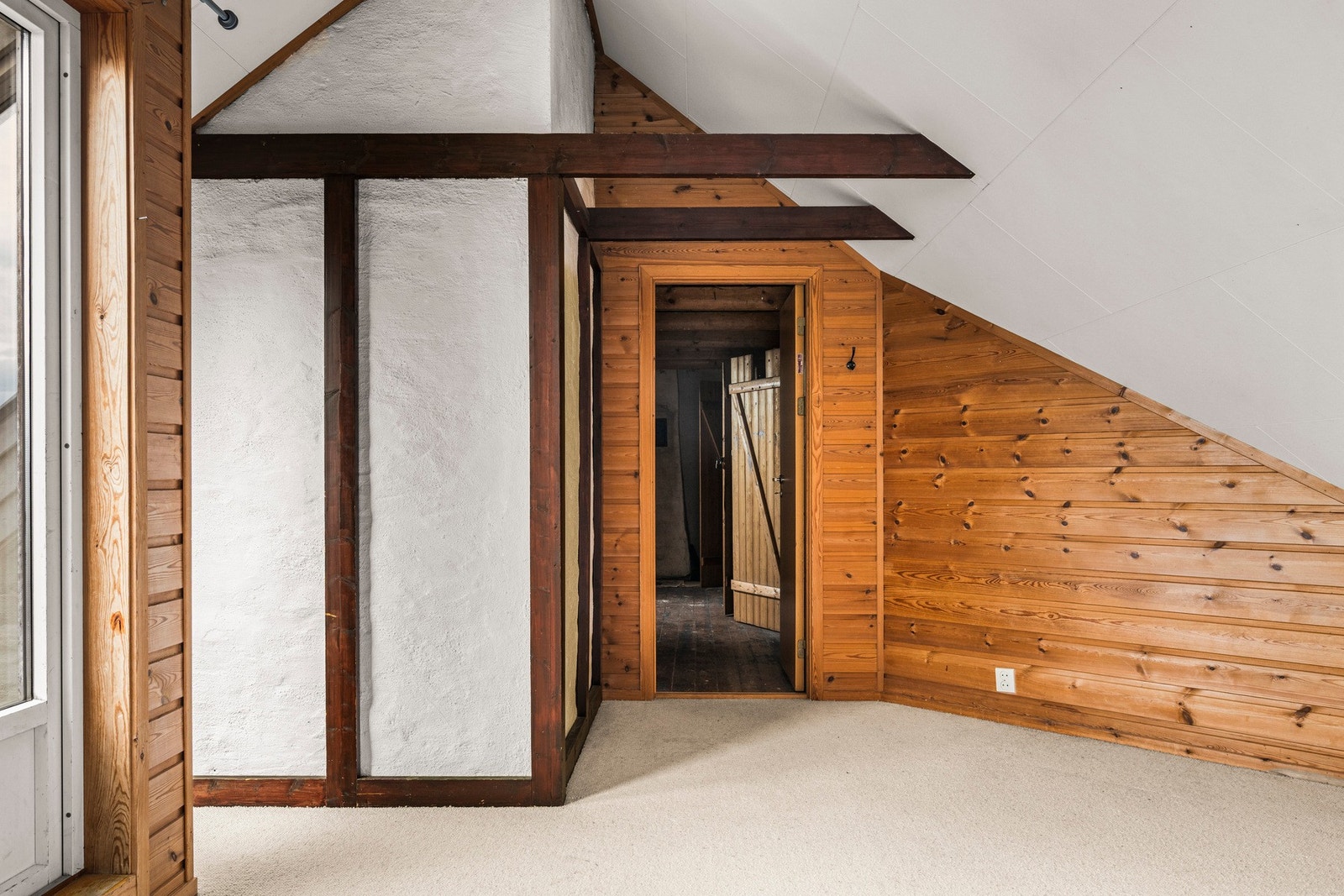 Det er ellers et uinnredet loft på 16,9 kvm. Galleribilde