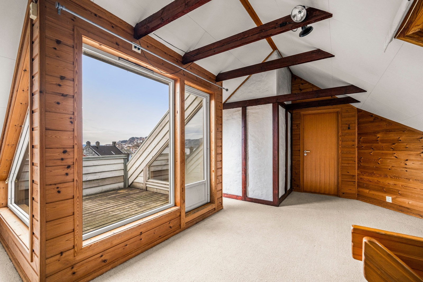 Her finner vi en loftsstue på 17 kvm Galleribilde