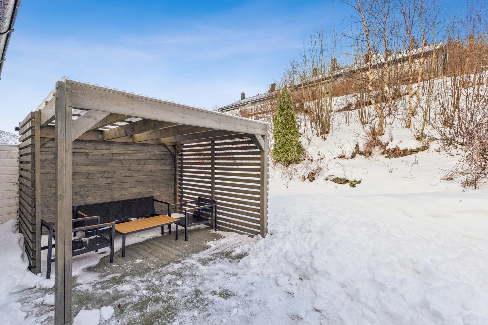 Her får du en pergola som ble satt opp i 2023. Galleribilde