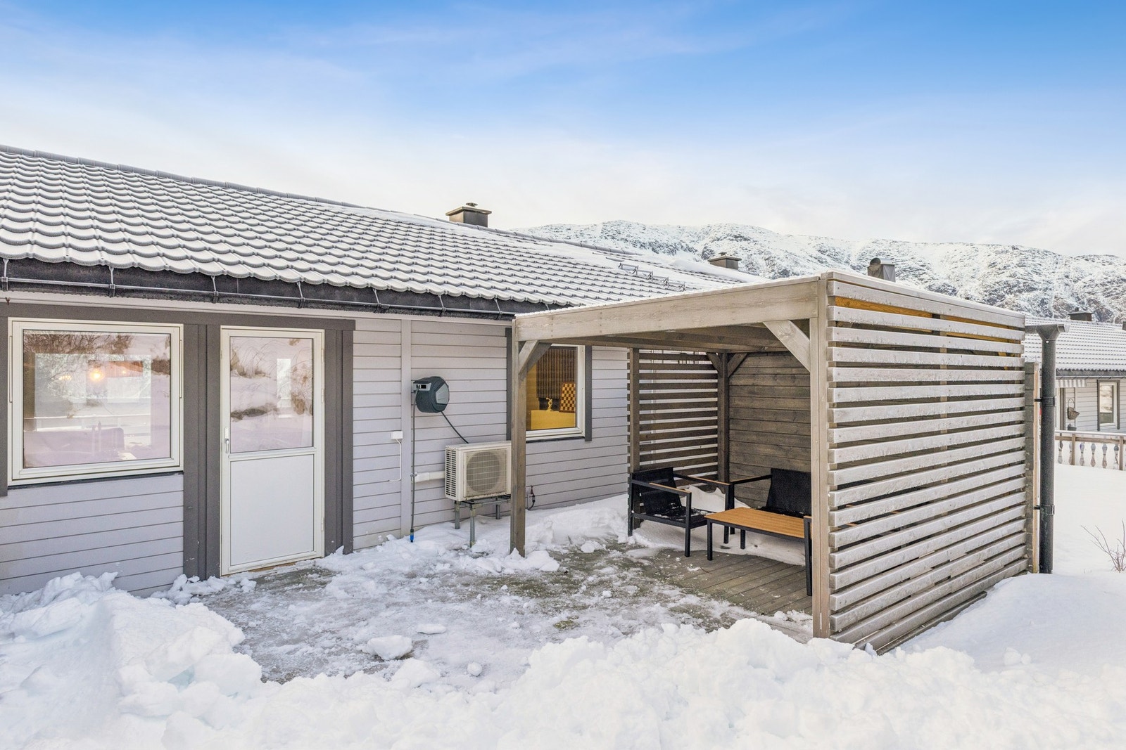 Utekjøkken er også etablert samtidig som pergolaen. Galleribilde