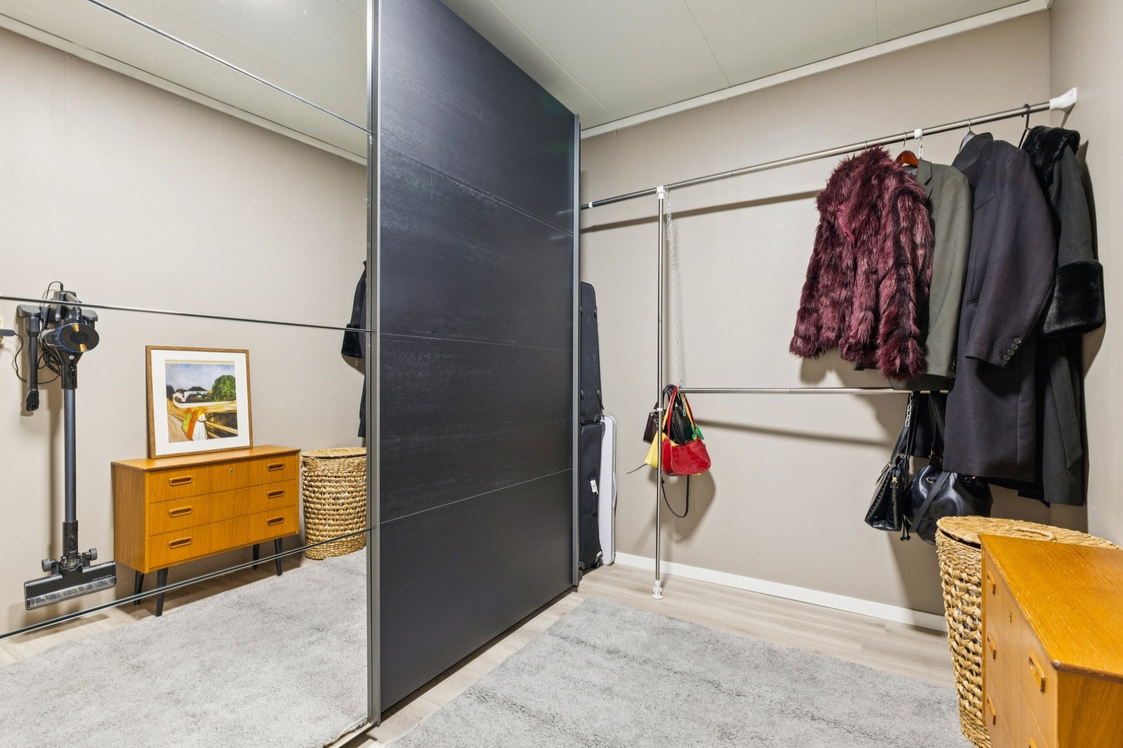 Her et det etablert walk-in garderobe. Galleribilde